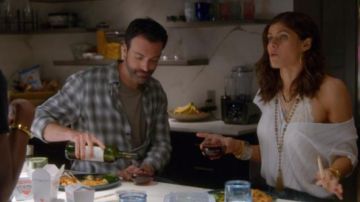 Grise shirt porté par Eli Cohen (Reid Scott) dans lesquelles les Femmes Tuent (S01E02)