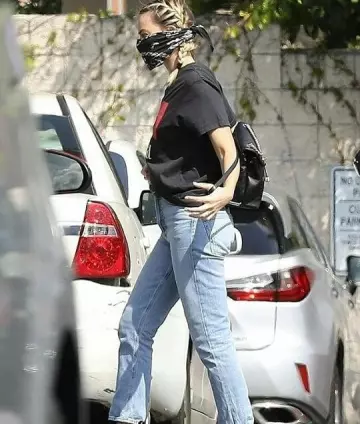 Løs dimanche Tequila Tue Tee porté par Margot Robbie Los Angeles le 2 avril 2020