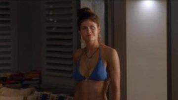 Bikini bleu porté par Jade (Alexandra Daddario) dans lesquelles les Femmes Tuent (S01E02)