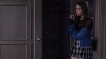 Chaqueta azul usada por Beth Cassidy (Marlo Kelly) en Dare Me Temporada 1 Episodio 10