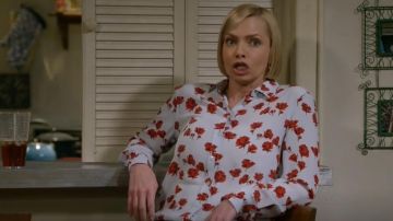 Pop­py Print Blouse worn by Jill (Jaime Pressly) in Mom Season 7 Episode 19