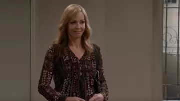 V-Cou Chemisier porté par Bonnie (Allison Janney) dans Mom Saison 7 Épisode 19