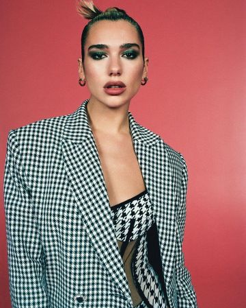 David Koma Surdimensionné pied-de-poule en Tweed Blazer de Dua Lipa sur l'Instagram account @dualipa 4 avril 2020