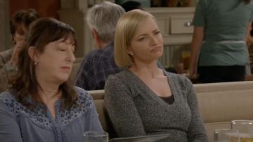 V Neck Cash­mere Sweater worn by Jill (Jaime Pressly) in Mom Season 7 Episode 19