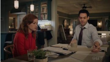 Pull over rouge porté par Zoey (Jane Levy) en Zoey Extraordinaire de la Playlist de la Saison 1 Épisode 9