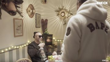 The coat hoody white BAPE worn by Luv Resval in the video #CheckFood with Alkpote, Caballero & JeanJass, Seb and Mehdi Maïzi + guests 