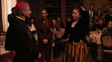 Falda plisada dorada usada por Mary Corleone (Sofia Coppola) en El Padrino: Parte III