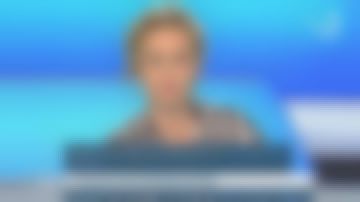 La chemise rayée noire et blanche de Caroline Roux dans C dans l'air