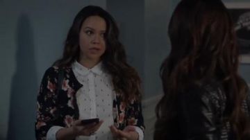 Blanc Polka Dot Shirt porté par Lucy Chen (Melissa O'Neil) dans La première Saison 2 Épisode 16