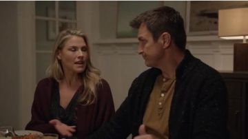 Bourgogne Cardigan porté par le Dr Grace Sawyer (Ali Larter) dans La première Saison 2 Épisode 16
