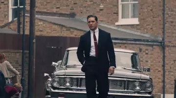 Le costume et la cravate portés par Reginald Kray / Reggie Kray (Tom Hardy) dans le film Legend