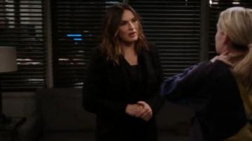 Blazer a cuadros negro usado por Olivia Benson (Mariska Hargitay) en Law & Order: Special Victims Unit Temporada 21 Episodio 17