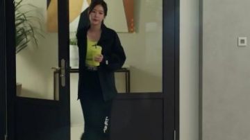 Falda lápiz impresa utilizada por Mo Seok-hee (Im so-hyang) en Graceful Family Episodio 2