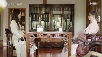 Blanc Blazer habit porté par les Mo Seok-hee (Im Soo-hyang) dans Gracieux de la Famille de l'Épisode 4