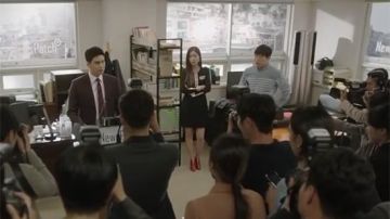 Robe plissée À Rayures Contrastées porté par Mo Seok-hee (Im Soo-hyang) dans Gracieux de la Famille de l'Épisode 14