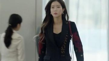 Brodé Blazer habit porté par les Mo Seok-hee (Im Soo-hyang) dans Gracieux de la Famille de l'Épisode 15