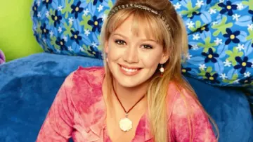 Le top rose velours de Lizzie McGuire (Hilary Duff) dans Lizzie McGuire