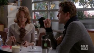 Le gilet Anthropologie porté par Emma Pillsbury (Jayma Mays) dans la série Glee (S02E09)