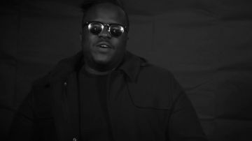 Las gafas de sol Ray-Ban Clubmaster usadas por Graya en su video musical Salvatore Conte