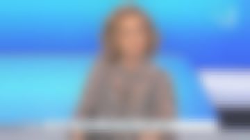 La robe en mousseline imprimée python de Caroline Roux dans C dans l'air le 07.04.2020