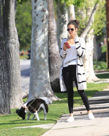 Dior Lunettes de soleil Rondes porté par Nina Dobrev, promener Son Chien, le 7 avril 2020
