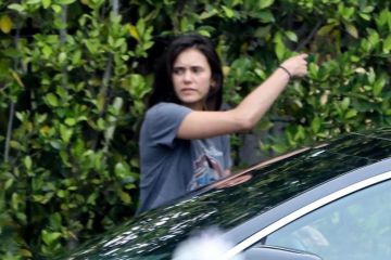 Urban Outfitters Rolling Stone Drapeau de la Lèvre tee porté par Nina Dobrev, Los Angeles, le 7 avril 2020
