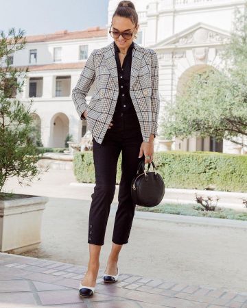 Bolsa redonda Crossbody de Shalice Noel en la cuenta de Instagram @shalicenoel