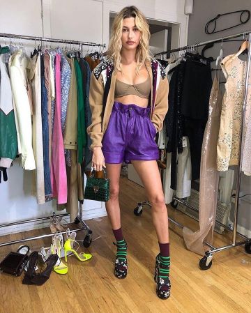 Miu Miu Crystal Embellished Cardigan porté par Hailey Baldwin Maeve Reilly's Instagram le 7 avril 2020