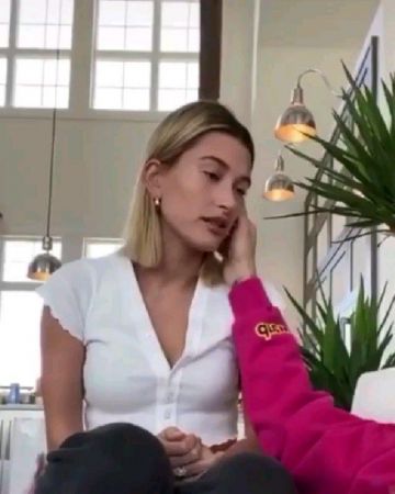 Brandy Melville Paige Ruffle Haut porté par Hailey Baldwin Instagram en Direct le 5 avril 2020