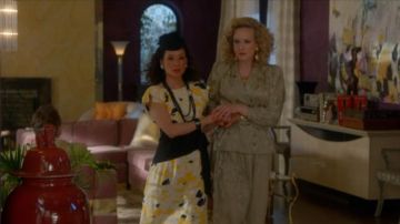 Noir bracelet porté par Simone Grove (Lucy Liu) dans lesquelles les Femmes Tuent (S01E03)