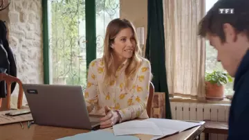 The shirt flowers of Virginia Corkas (Audrey Looten) in Tomorrow belongs to us