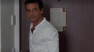 Le top blanc henley à manches longues porté par Malotru (Mathieu Kassovitz) dans la série Le Bureau des légendes (S01E01)