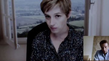 La blouse noire à imprimé blanc portée par Marie-Jeanne Duthilleul (Florence Loiret Caille) dans la série Le Bureau des légendes (S01E01)