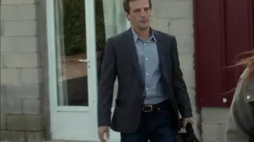 La chemise bleu clair portée par Malotru (Mathieu Kassovitz) dans la série Le Bureau des légendes (S01E01)