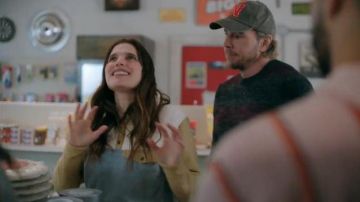 Fleece Pullover Chandail porté par Rio (Lake Bell) dans Bénisse Ce Gâchis Saison 2 Épisode 17