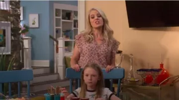 Sleeve­less V-Neck Top worn by Cassy (Allison Munn) in The Big Show Show Season 1 Episode 2