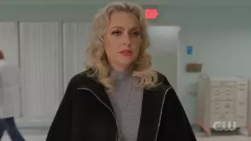 Rag & Bone Pull Gris porté par Alexis Carrington (Elaine Hendrix) dans Dynastie (S03E16)