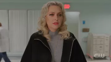 Black Zip Cardigan usado por Alexis Carrington (Elaine Hendrix) en Dinastía (S03E16)
