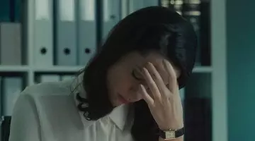 La montre Cartier tank de Claudia Simmons-Howe (Rebecca Hall) dans le film Closed Circuit