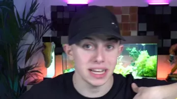 The black hat Nike worn by Michou in the video YOUR WORST MONTAGES ON MY HAIRCUT ! ???? (you have me killed laughing)