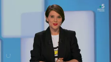 The tee shirt white striped azure-yellow of Melanie Taravant in C to tell the 08.04.2020