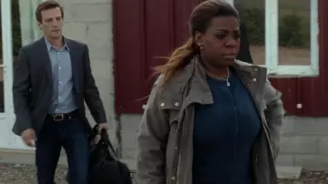 La parka khaki/grise portée par Daisy (Irina Muluile) dans la série Le Bureau des légendes (S01E01)