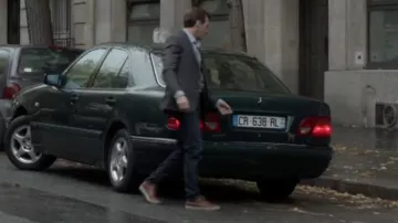 Les basket de ville marron portées par Malotru (Mathieu Kassovitz) dans la série Le Bureau des légendes (S01E01)