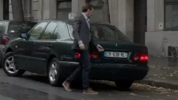 Les basket de ville marron portées par Malotru (Mathieu Kassovitz) dans la série Le Bureau des légendes (S01E01)