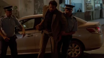 La veste de costume camel portée par Cyclone (Mehdi Nebbou) dans Le Bureau des légendes (S01E01)
