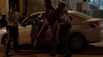 Les chaussures marrons portées par Cyclone (Mehdi Nebbou) dans la série Le Bureau des légendes (S01E01)