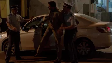La chemise noire portée par Cyclone (Mehdi Nebbou) dans la série Le Bureau des légendes (S01E01)