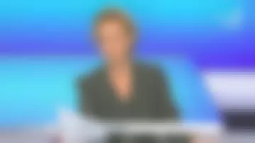 La robe noire imprimée chaînes de Caroline Roux dans C dans l'air le 08.04.2020