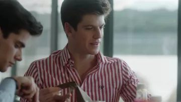 La chemise  rayures rouges de Guzmán (Miguel Bernardeau) dans Élite S01E02
