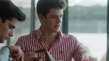 La chemise  rayures rouges de Guzmán (Miguel Bernardeau) dans Élite S01E02